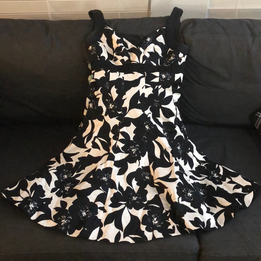 Beautiful fit'n'flare sundress with pockets! Sz 2